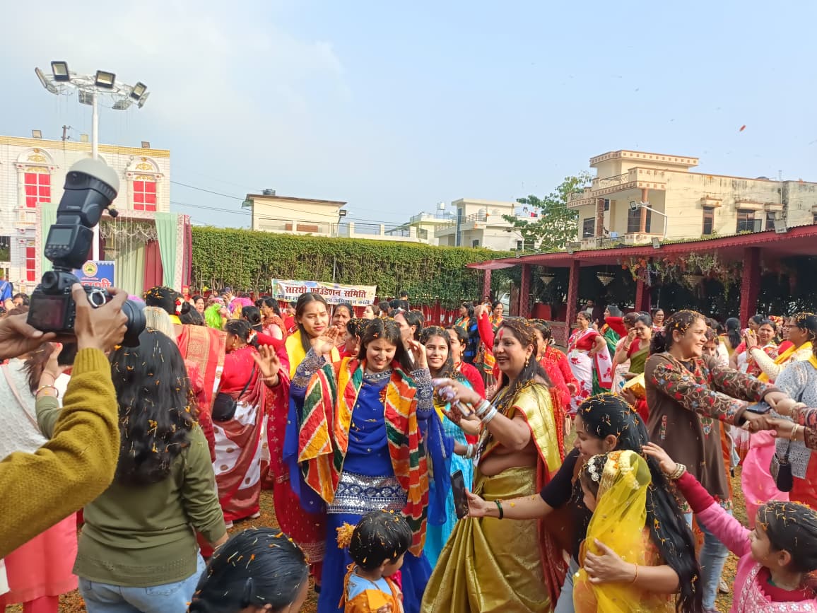 हल्द्वानी में कुमाऊँनी होली की धूम: सारथी फाउंडेशन के महोत्सव में महिलाओं ने बिखेरे रंग; स्वांग के जरिए दिया पलायन रोकने और मतदान का संदेश, जमकर खेली फूलों की होली